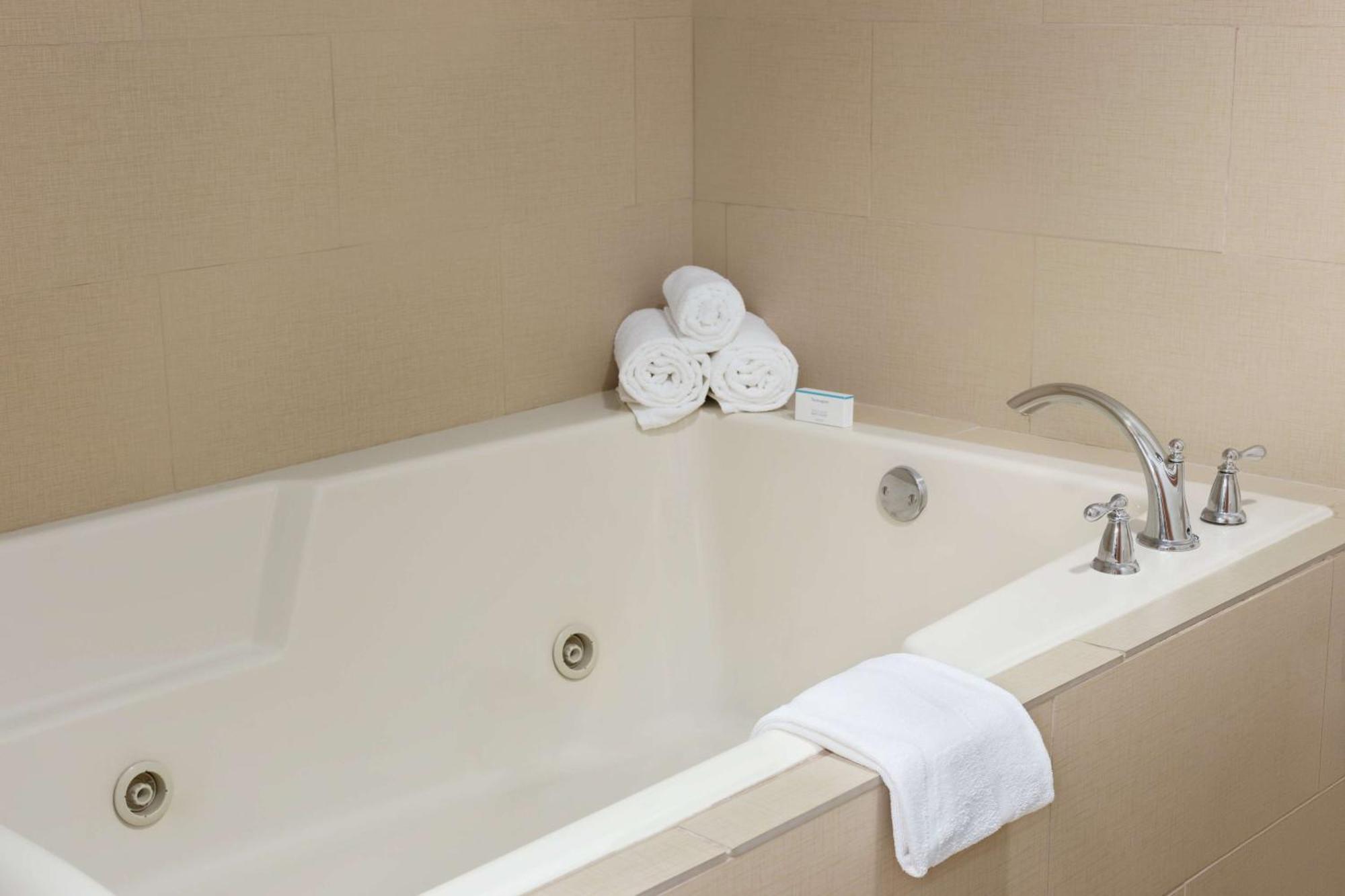 Hampton Inn & Suites By Hilton Manchester Bedford Dış mekan fotoğraf